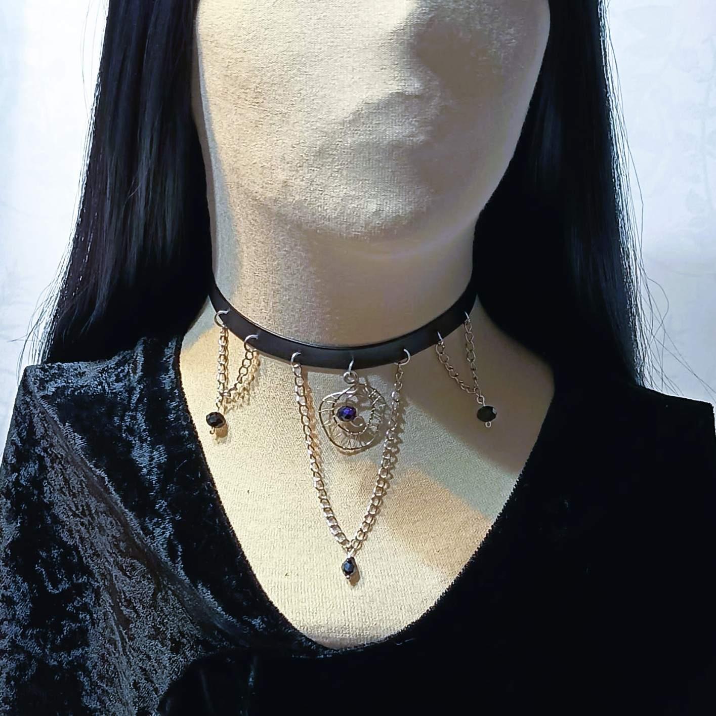 Choker w stylu gotyckim z kryształkami /  Gothic-style choker with crystals  #0033