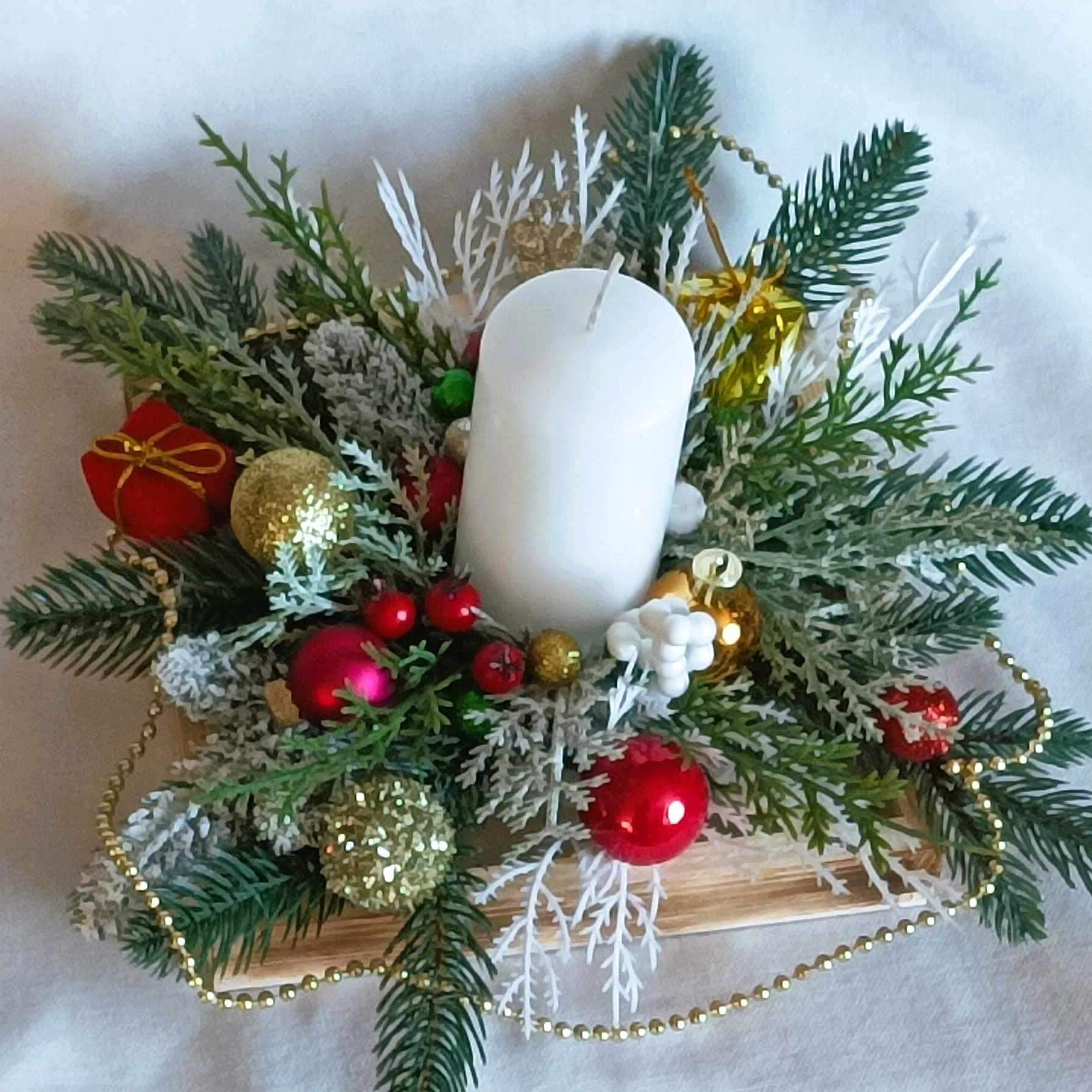 Stroik z białą świecą 