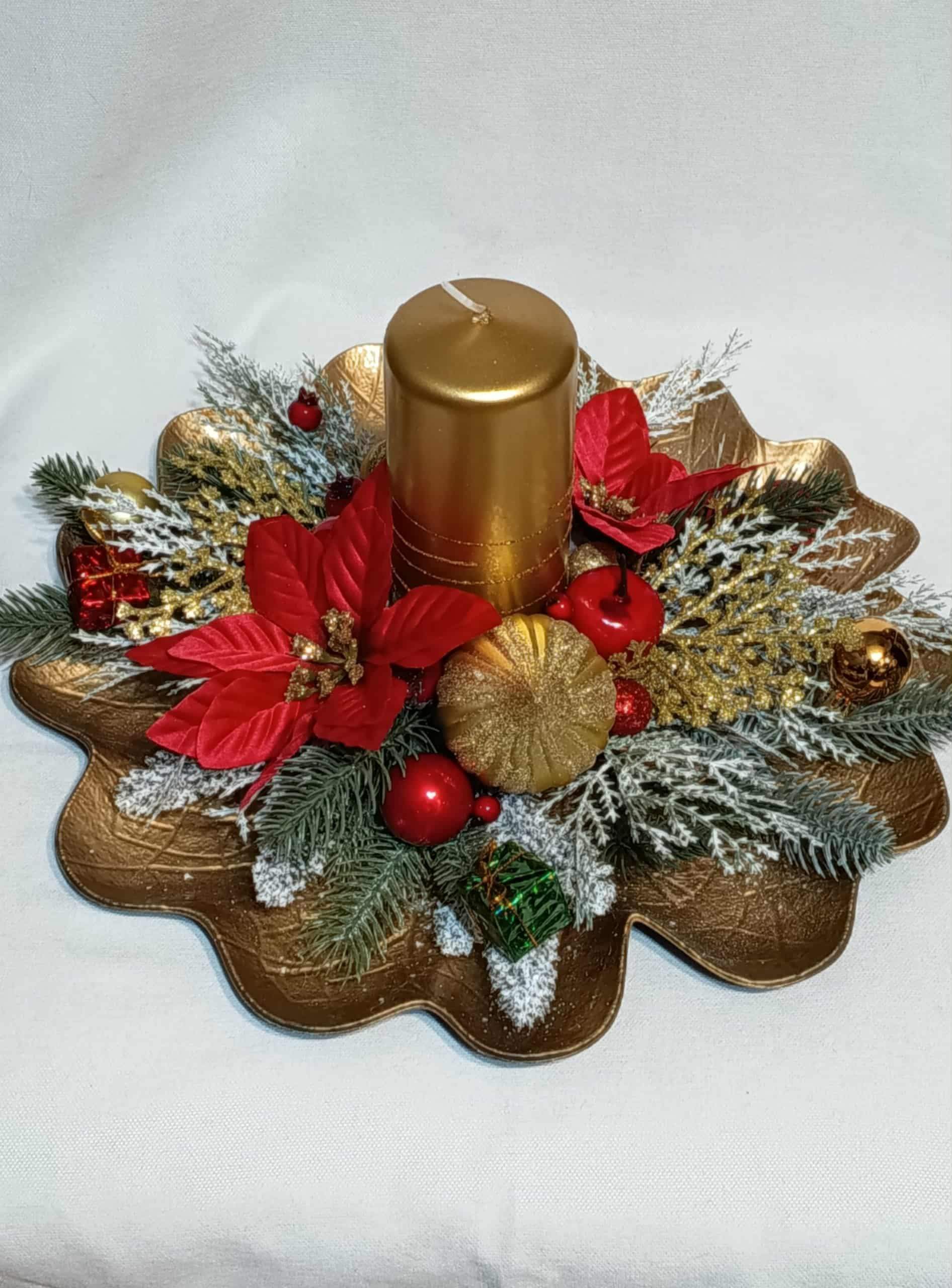 Dekoracja świąteczna na złotym talerzu.