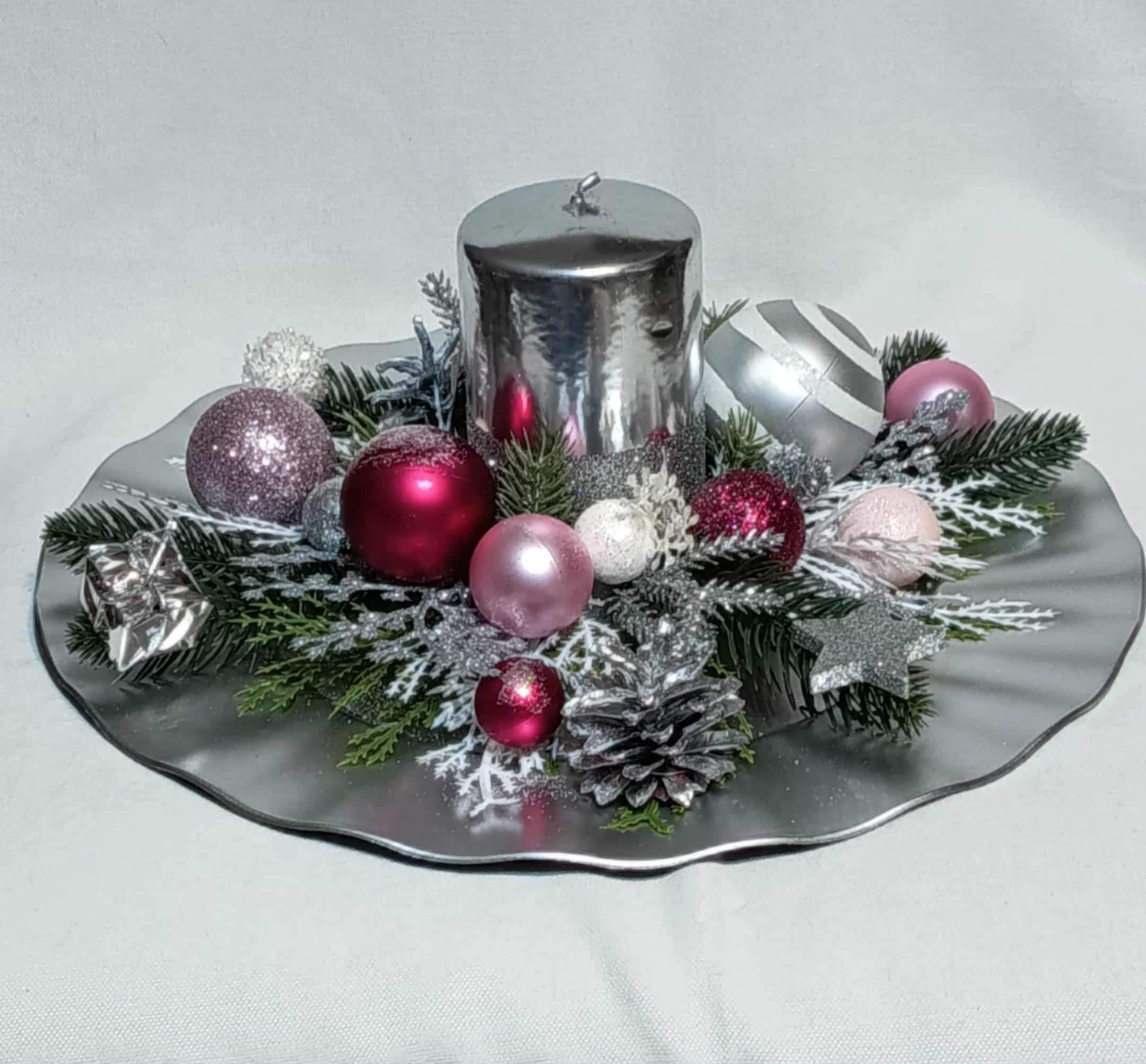 Dekoracja świąteczna na srebrnym talerzu.