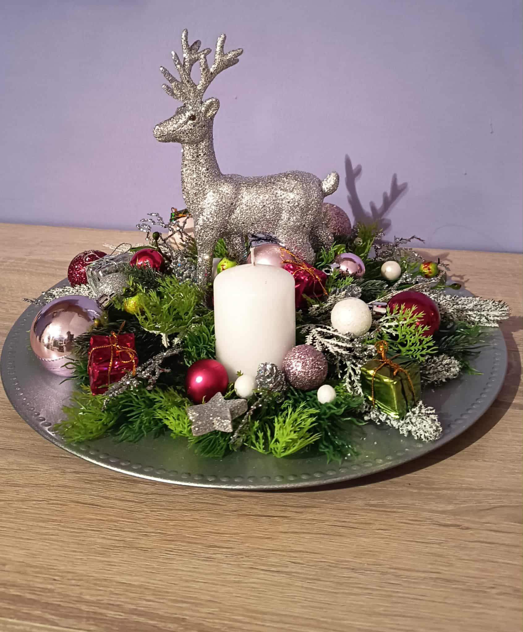 Dekoracja świąteczna z reniferem.