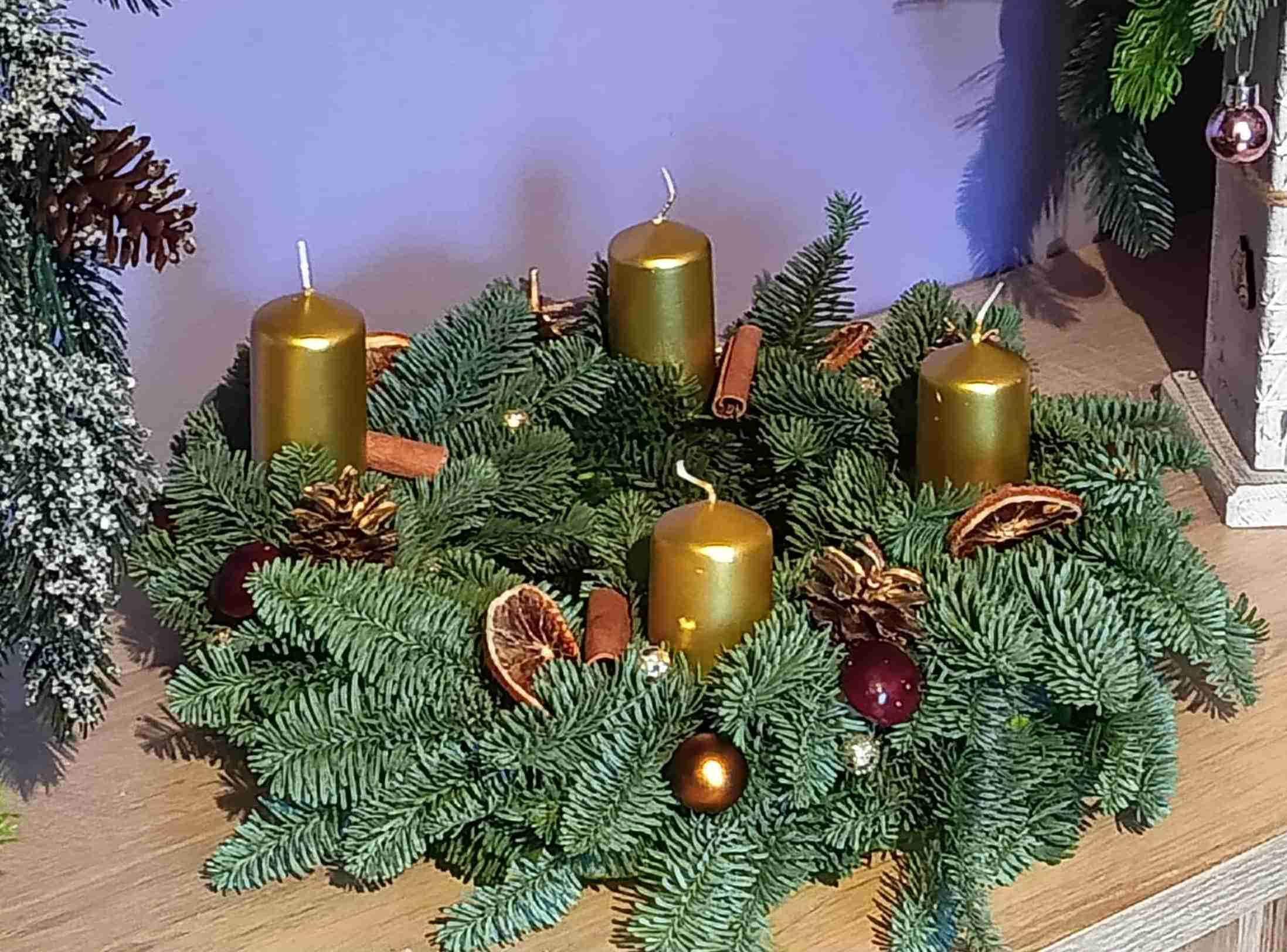 Wianek adwentowy - złoto