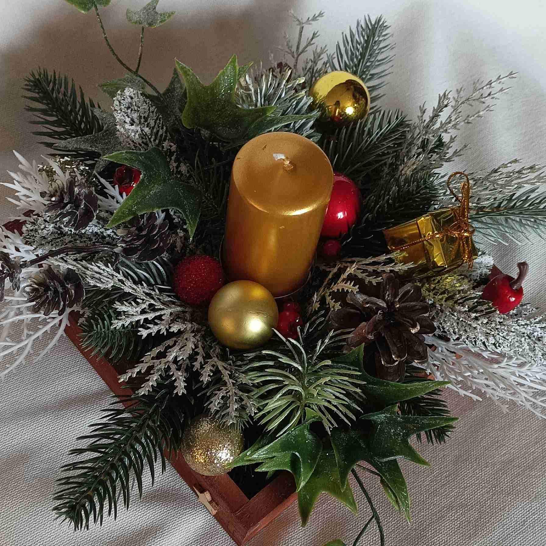 Stroik ze złotą świecą 1