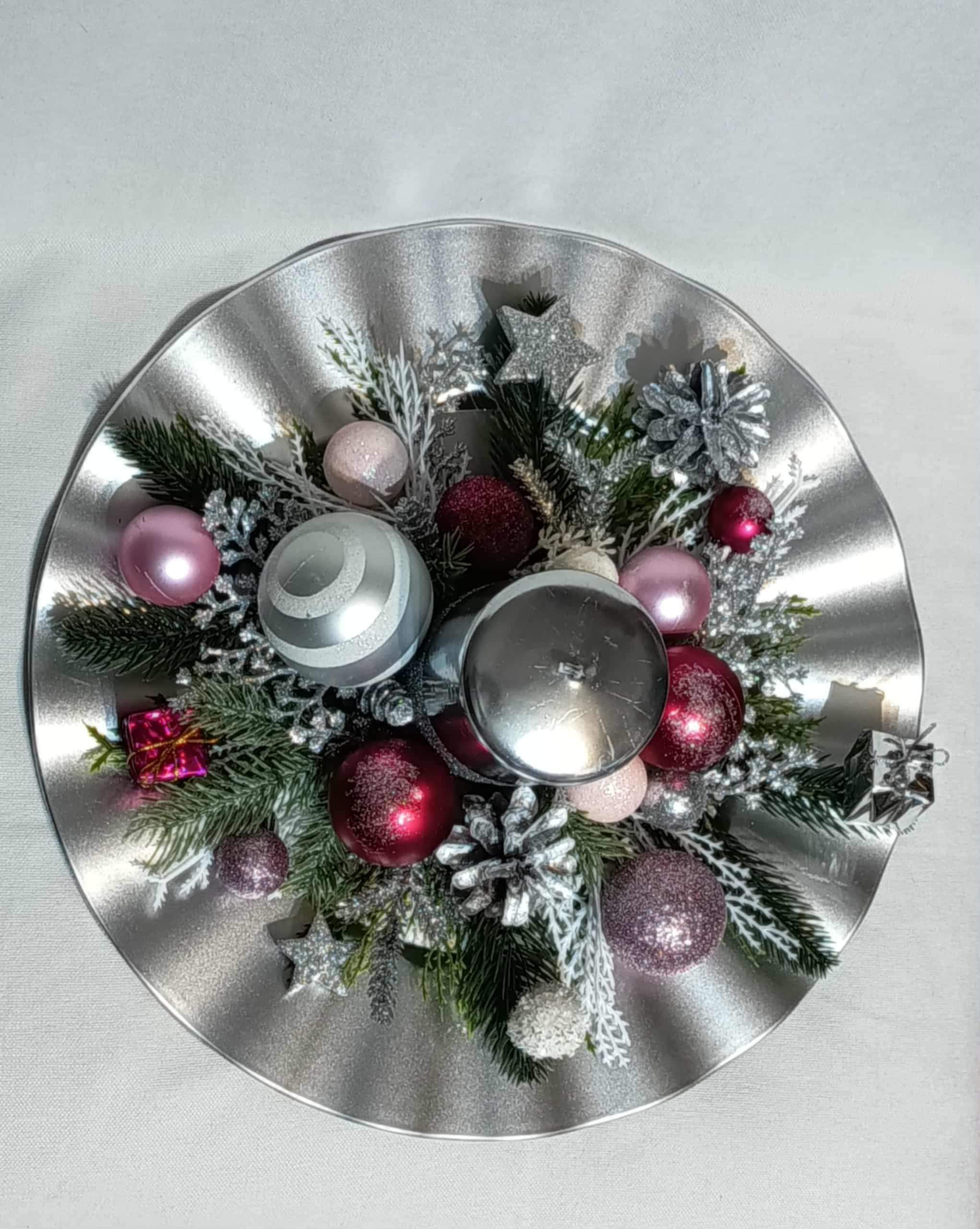 Dekoracja świąteczna na srebrnym talerzu. 1