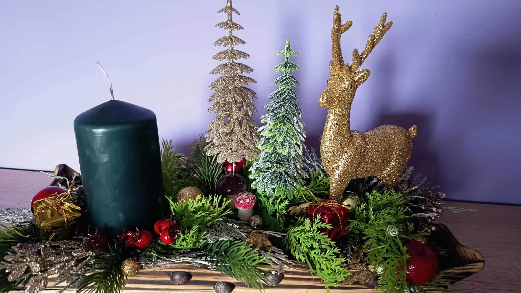 Świąteczna dekoracja z reniferem.