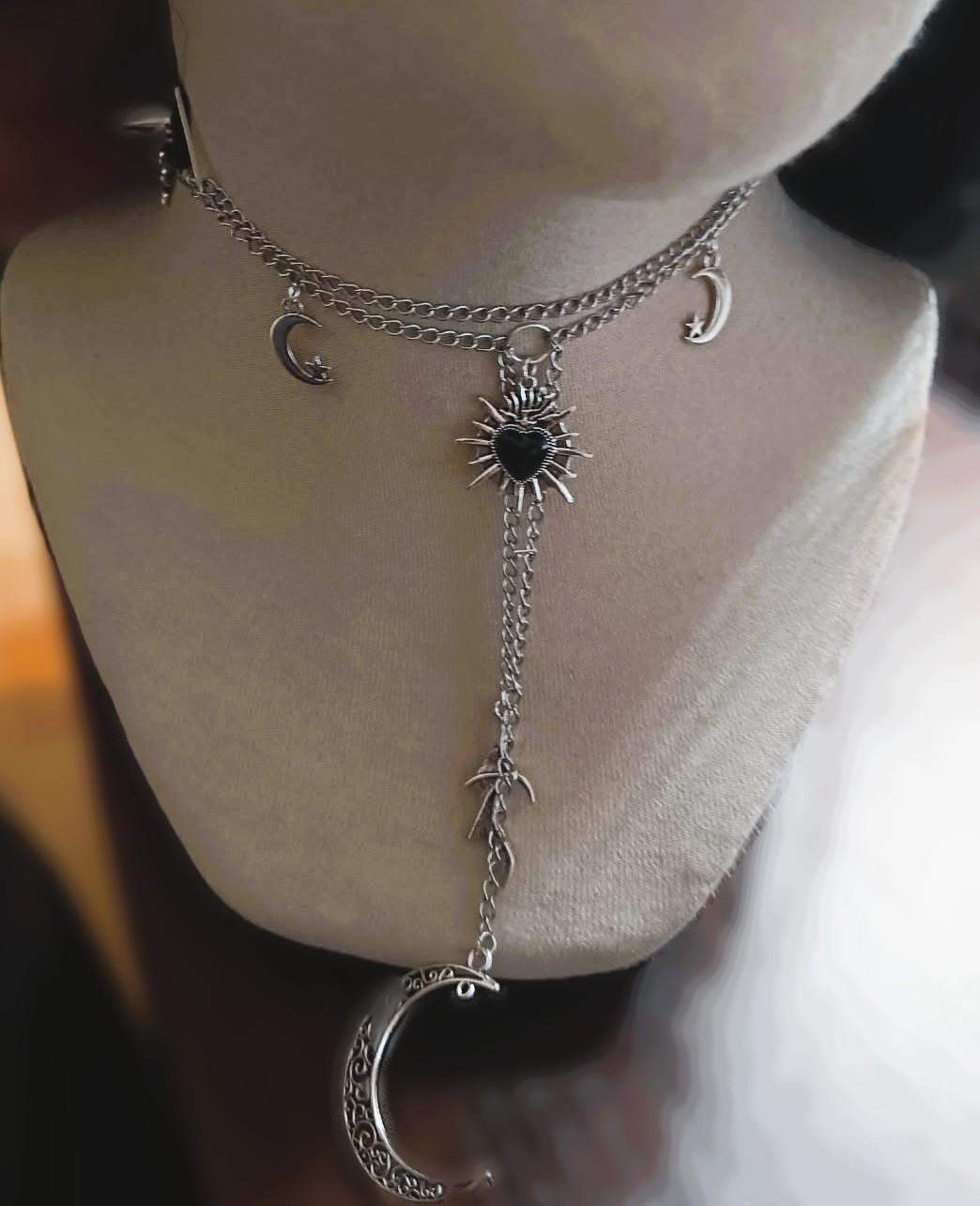 Choker w stylu gotyckim - serce w płonieniach , księżyce i węże#0023