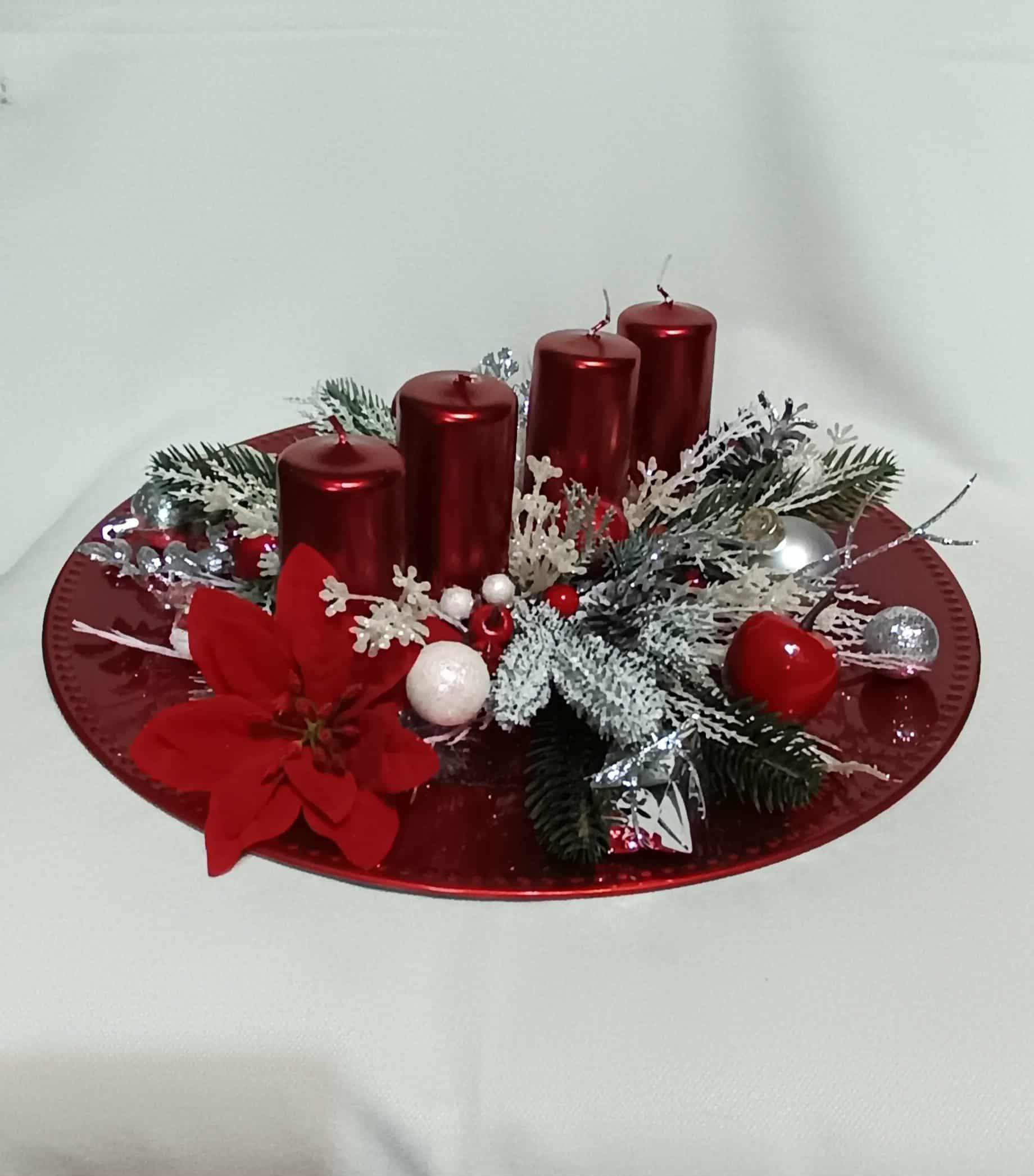 Dekoracja świąteczna na czerwonym talerzu. 5