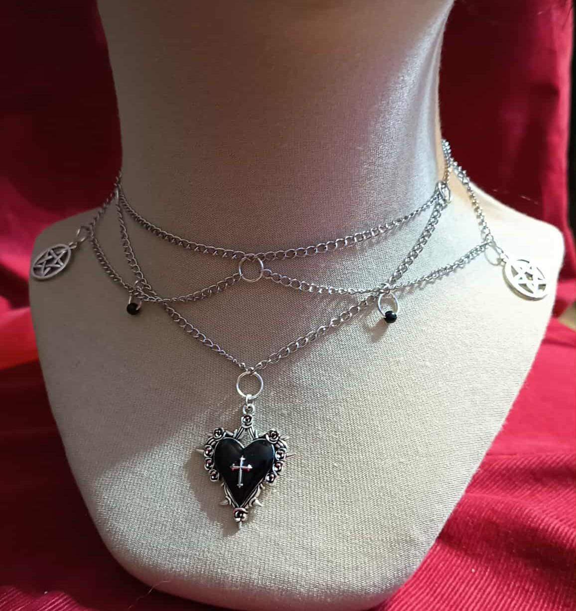 Gotycki choker - kolia - z czarnym sercem.