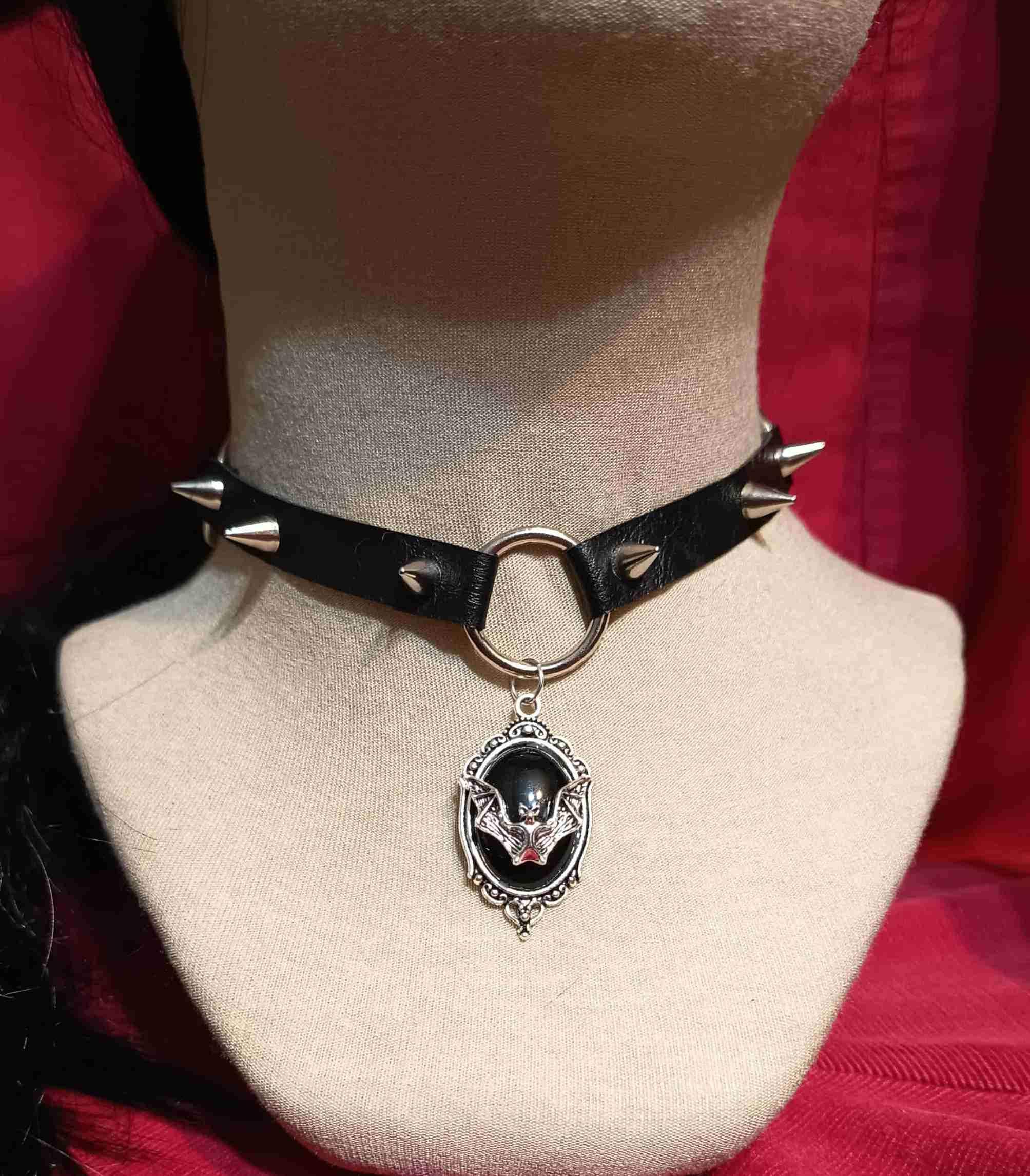 Gotycki choker z medalionem nietoperza