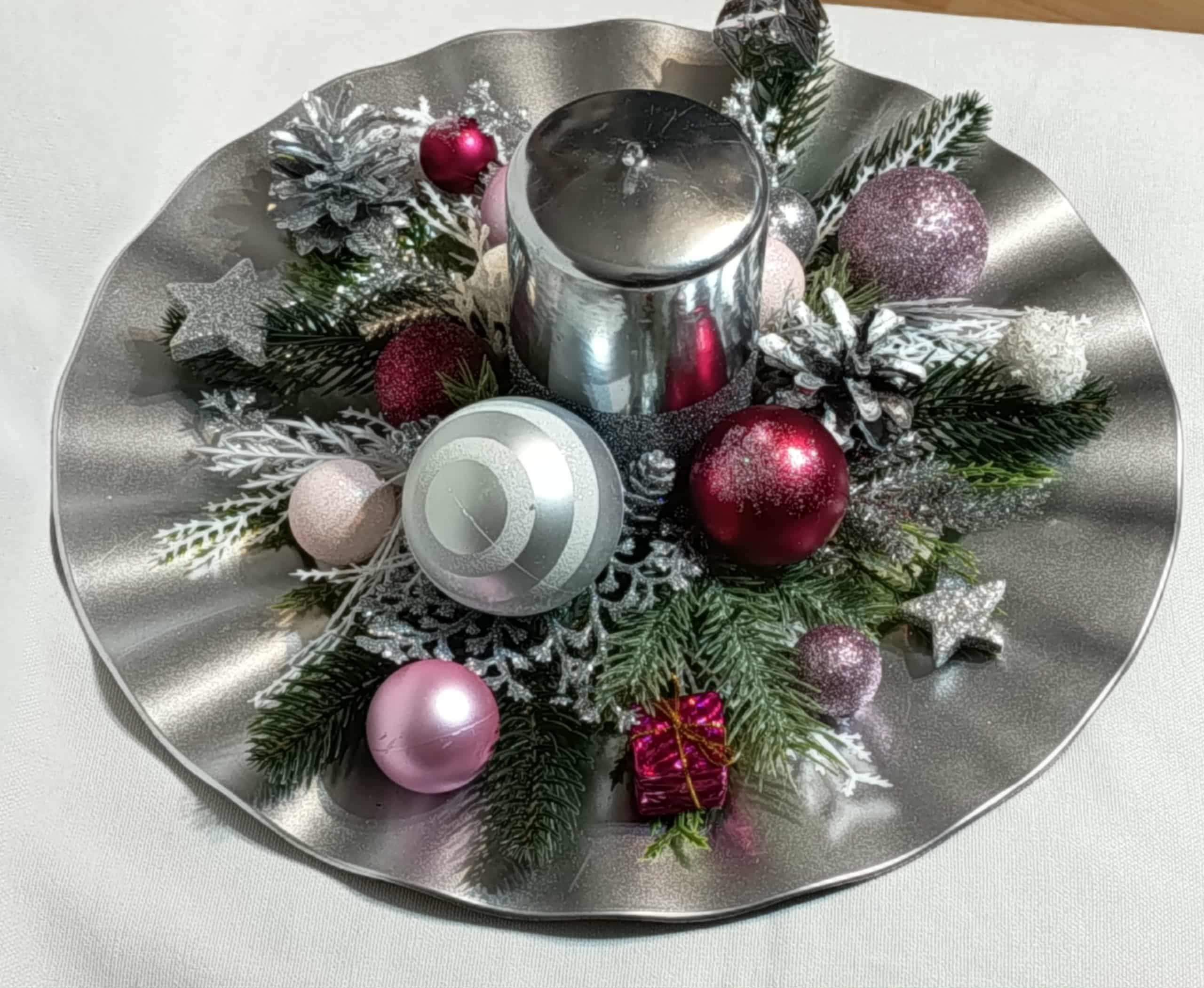 Dekoracja świąteczna na srebrnym talerzu. 3