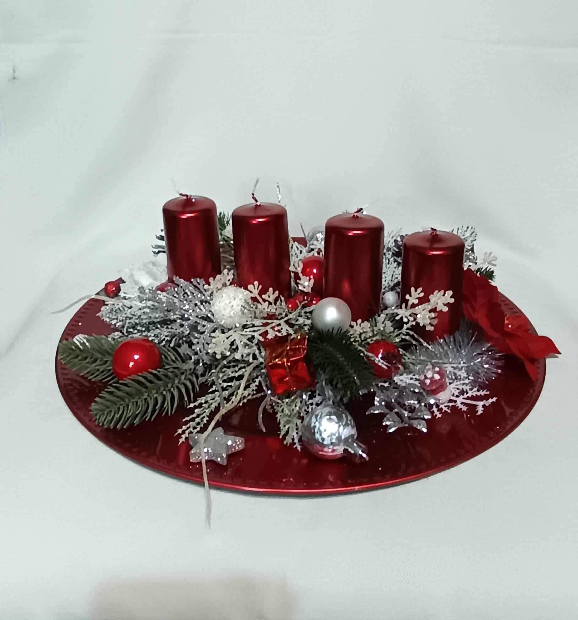 Dekoracja świąteczna na czerwonym  talerzu.