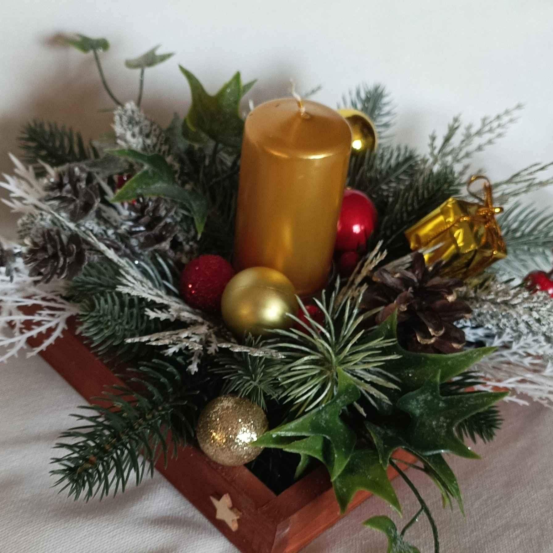 Stroik ze złotą świecą 4