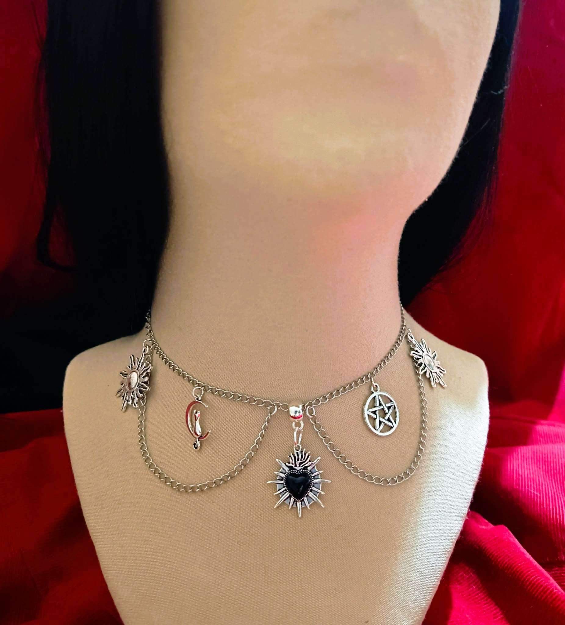 Choker w stylu gotyckim - serce w płonieniach, pentagram, kot na księżycu i dwa słońca  #0028