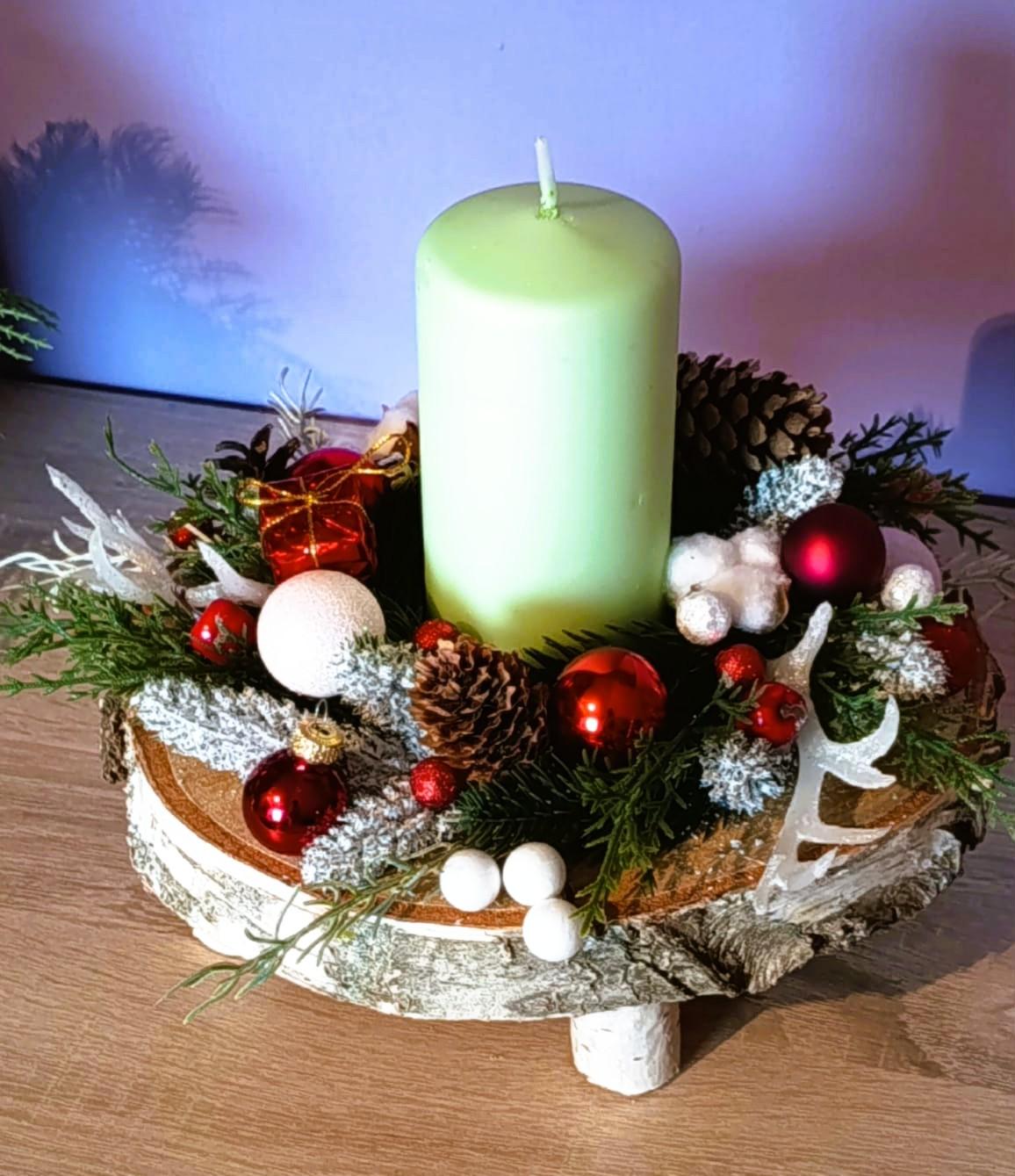 Dekoracja świąteczna ze świecą na plastrze brzozy.