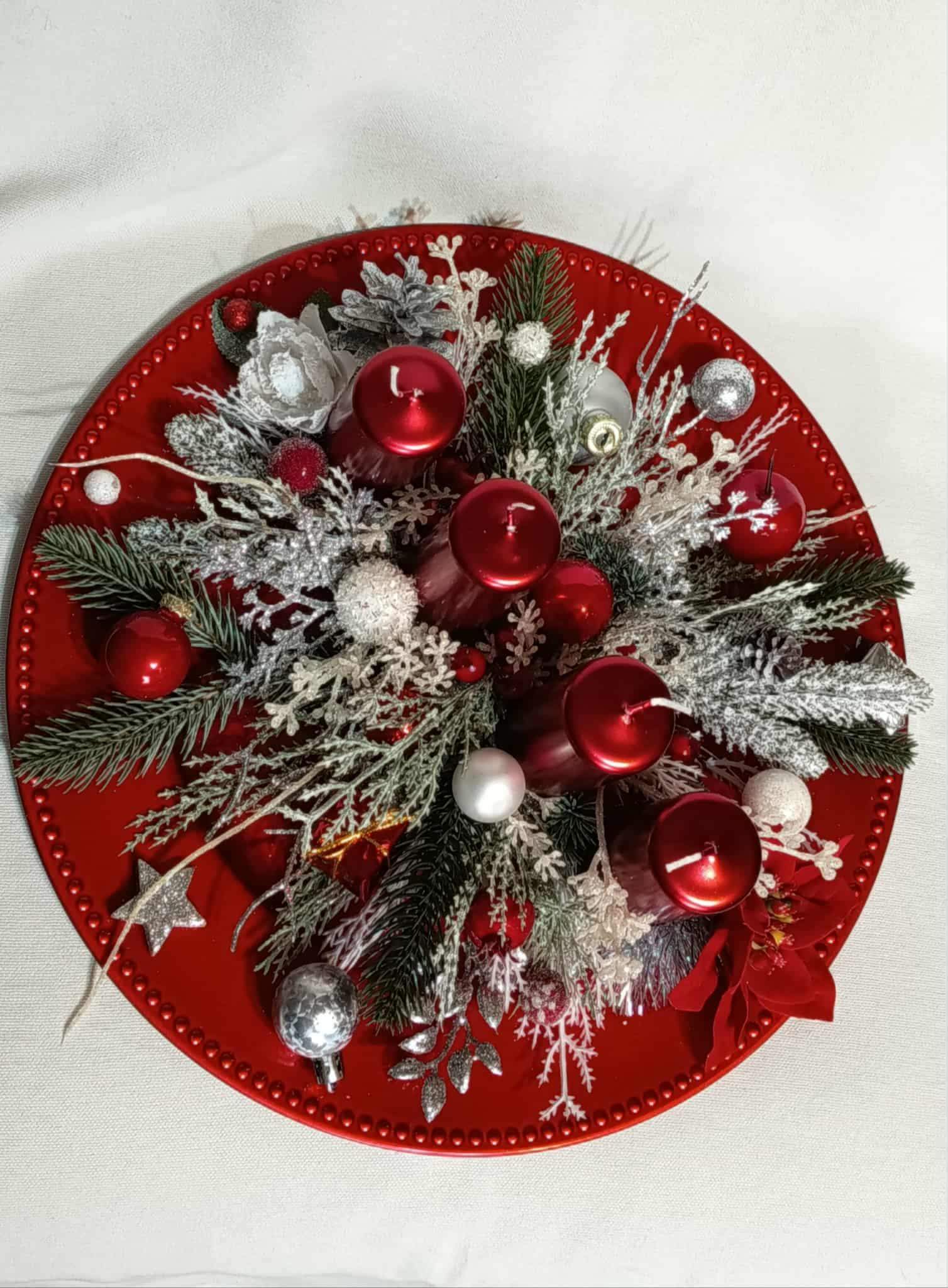Dekoracja świąteczna na czerwonym talerzu. 3