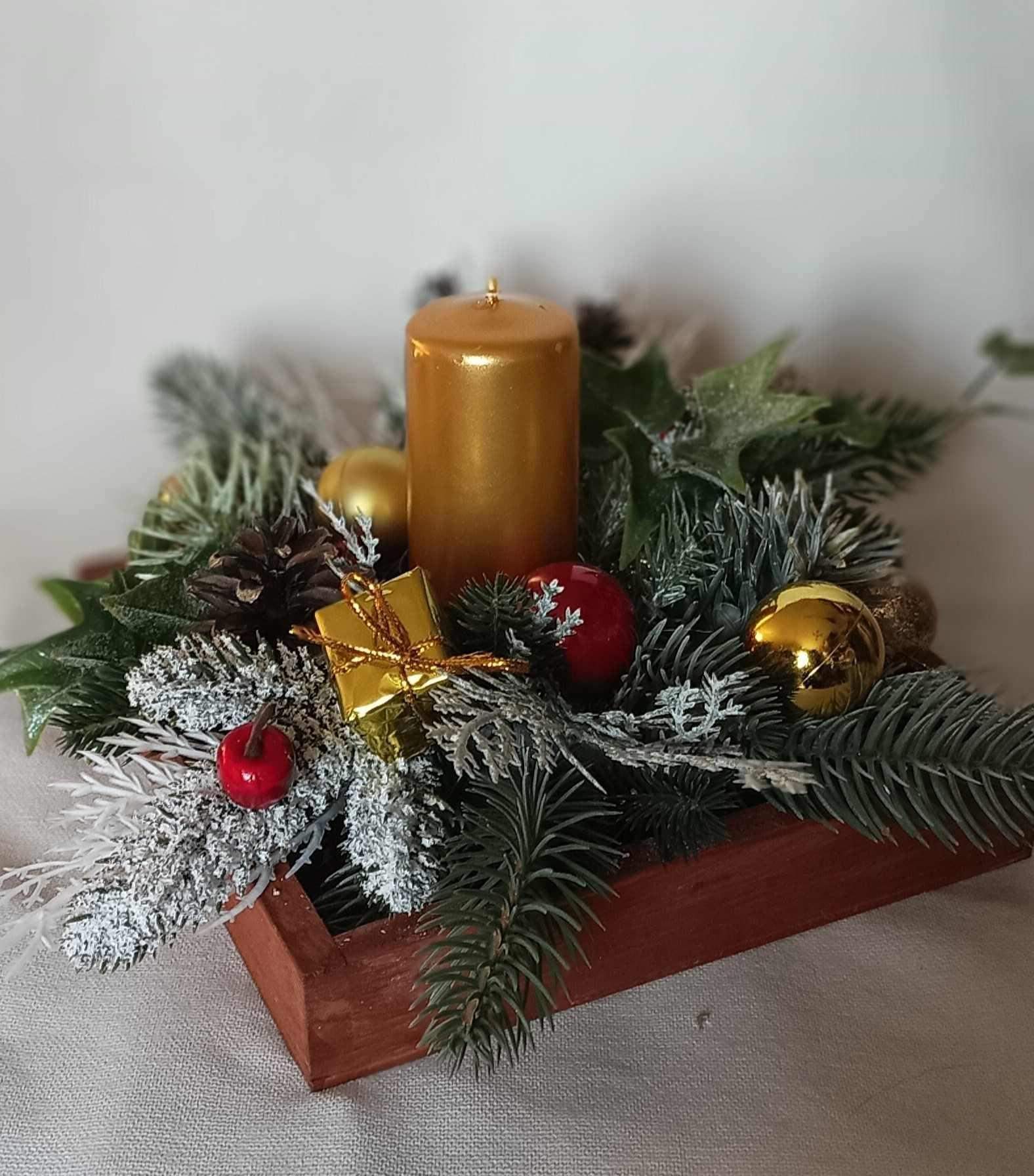 Stroik ze złotą  świecą 