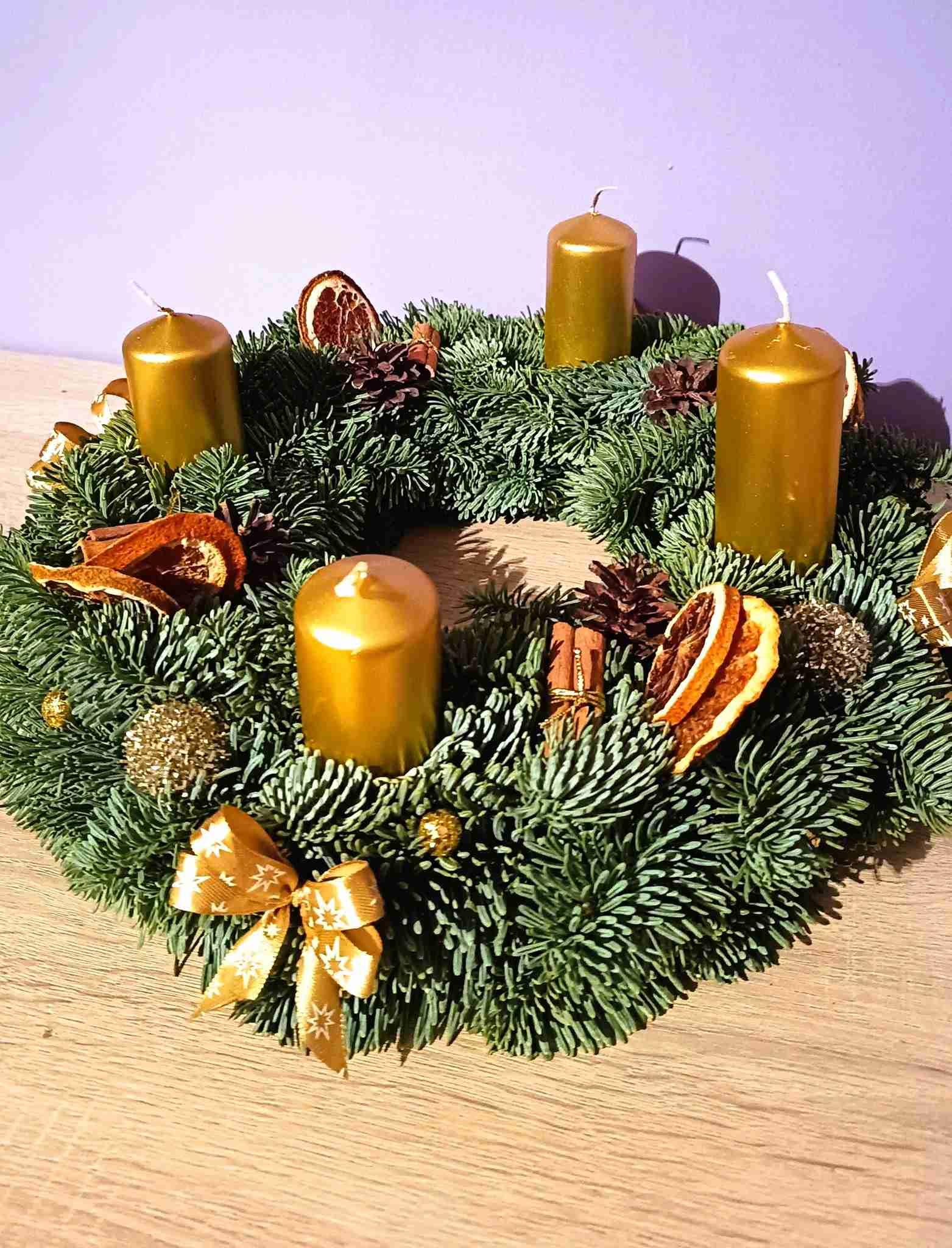 Wianek adwentowy - złoty