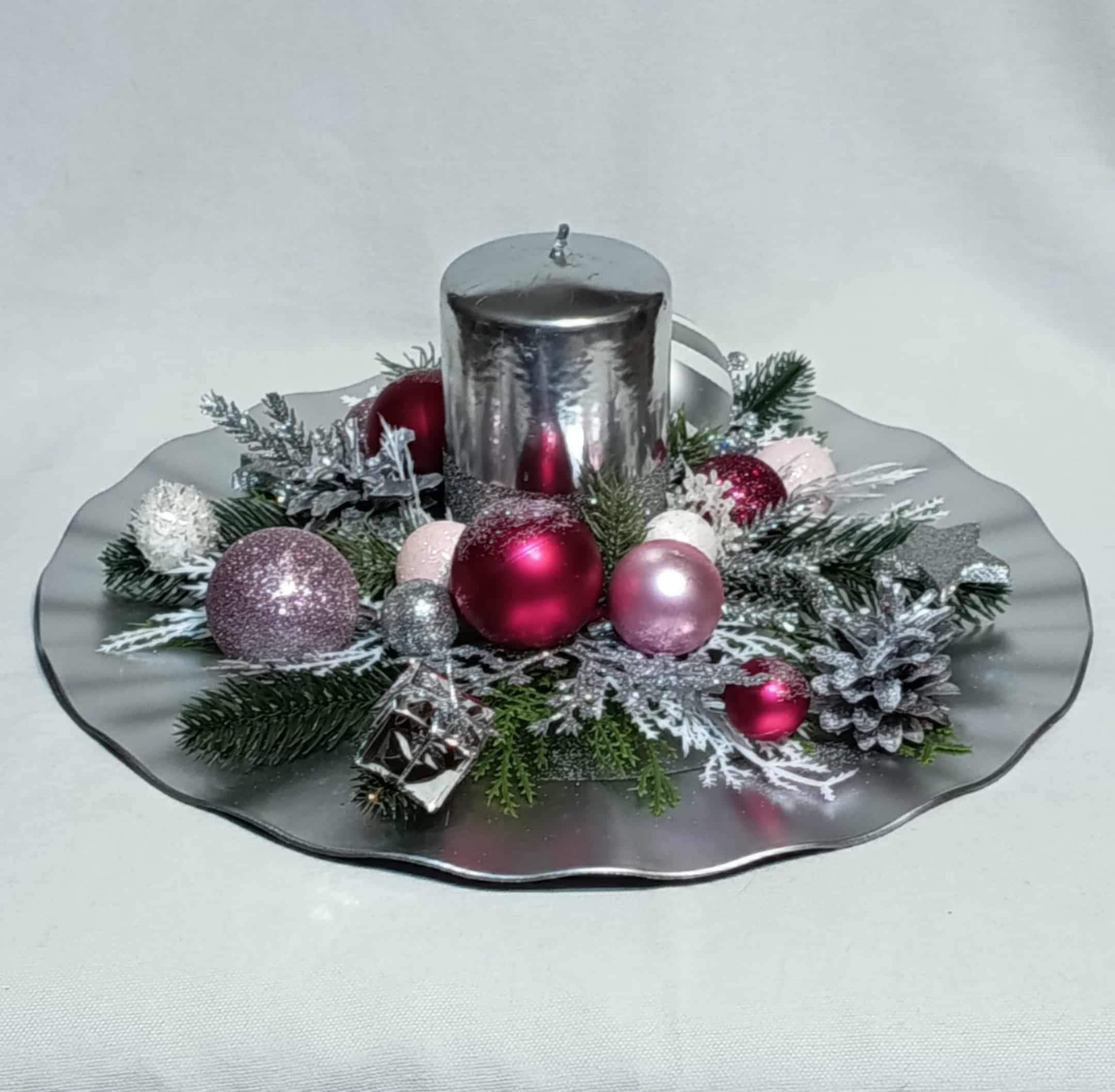 Dekoracja świąteczna na srebrnym talerzu. 4