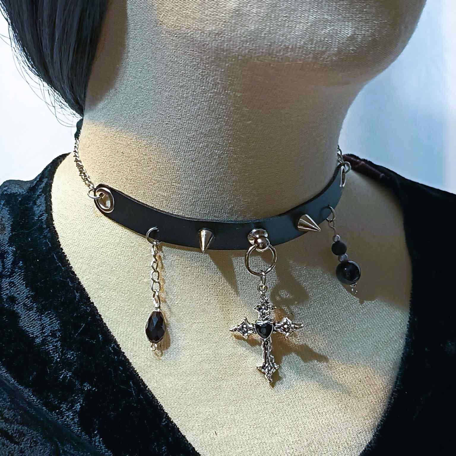 Choker w tylu gotycki z krzyżem / Gothic-style choker with a cross #0032 1