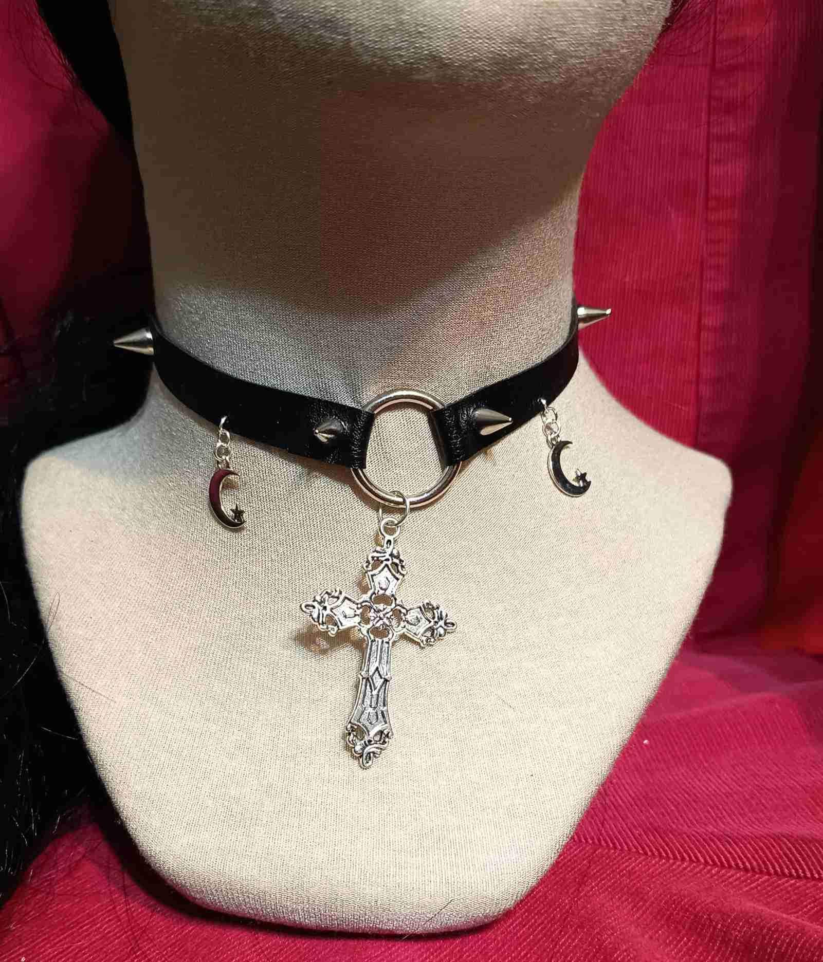 Choker w stylu gotyckim z krzyżem 