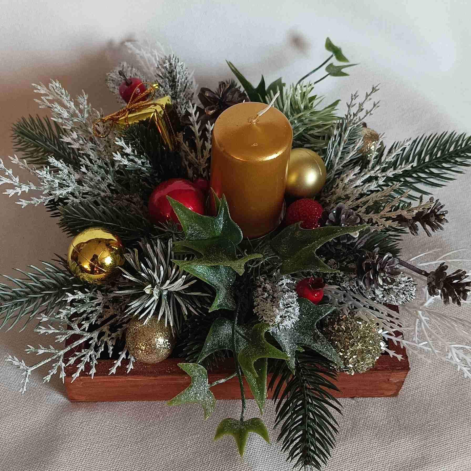 Stroik ze złotą świecą 8