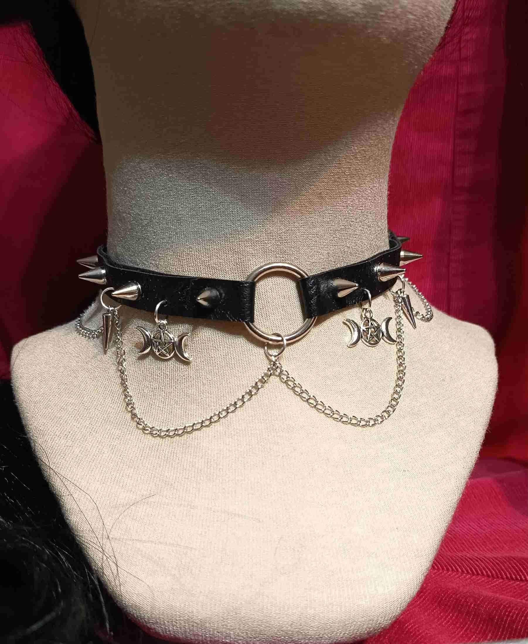 Gotycki choker z potrójnym księżycem i łańcuszkami