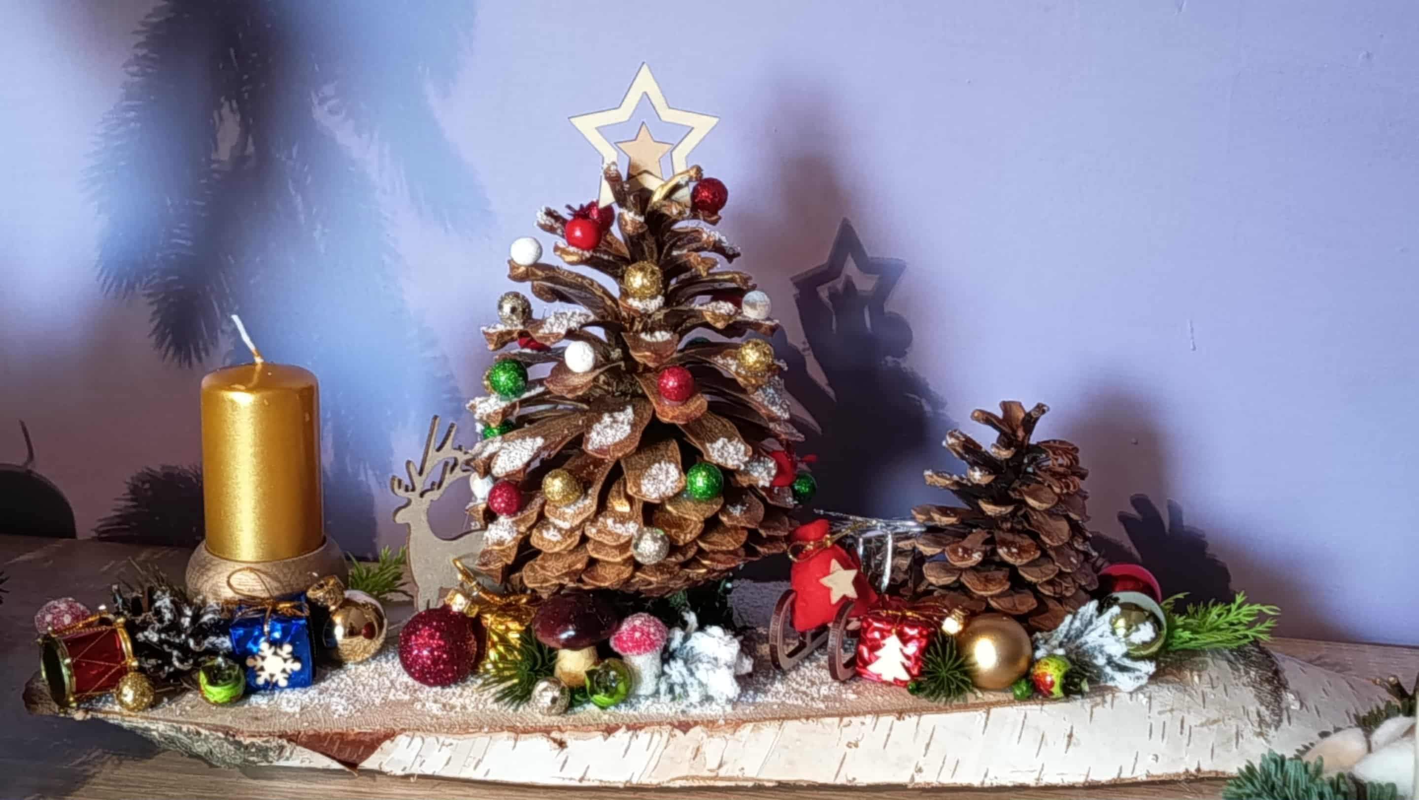 Stroik ze świecą na długim plastrze brzozy.