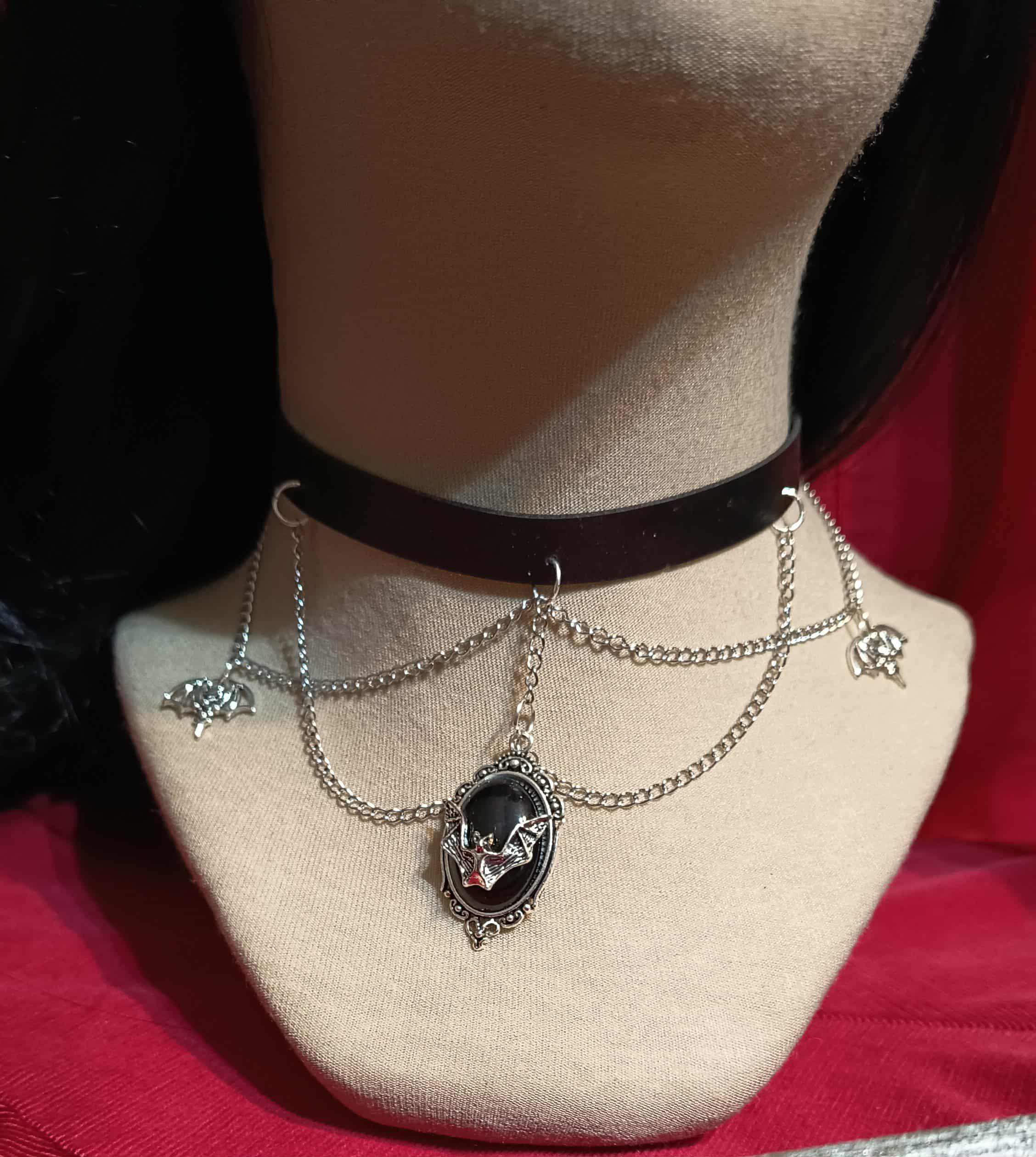 Choker w stylu gotyckim z nietoperzami. 0